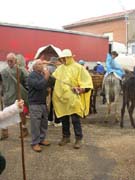 Momento en que el alcalde de Bercianos, Juan Garca, agradece a los peregrinos su asistencia.