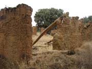 Estos corrales cados presenta la construccin tpica de la zona,lizaz de piedra (cimientos), paredes de tapial, rematadas con adobe (ms moderno).  de la 