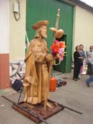 Imagen de Santiago peregrino, antes de ser subida a su carro para la marcha.