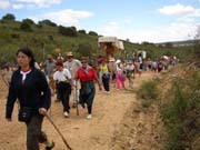 Comenzamos la subida del camino de Santa Croya, atrs han quedado las bodegas.