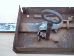 El orificio de la llave entra en el trozo de hierro: es imposible que se aparte de su correcto recorrido.