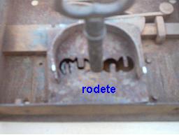 este mecanismo no permite que la llave se salga de su "camino".