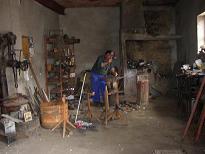 Nicanor trabajando en su fragua.