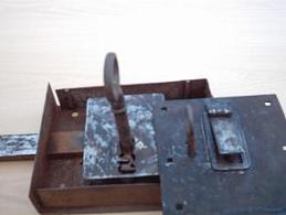 Vista de cerradura y remate con sus llaves