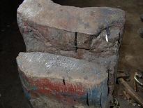 Yunque antiguo sujeto, firmemente, con un tronco de encina