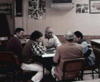 En el bar, jugando la partida