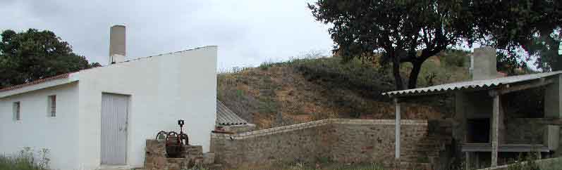 Bodega de Gabriel, con caseta, noria de adorno y espacio para merendero