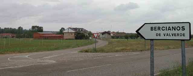 Entrada en Bercianos por la carretera desde Litos
