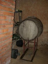 La cuba est colocada sobre una estructura elevada.