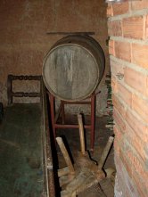 Otra cuba, los taburetes son artesanales.