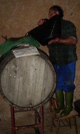 Llenando una cuba de mosto