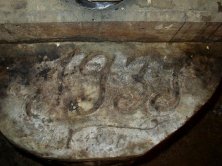 Inscripción de fecha en el peso de la prensa