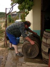 Nicanor lavando una cuba.