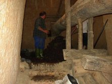 El fito central mantiene la viga apoyada mientras se prepara su trabajo.