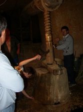 Estamos atornillando, el piln comienza a separarse del suelo.