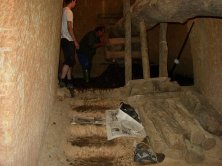 Colocando los calzos para el prensado.