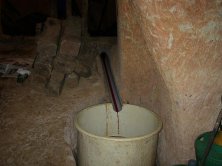 Poco a poco el mosto fluye hacia el exterior.