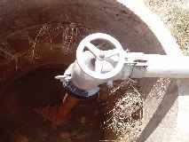 Al principio de cada temporada el regante coloca esta llave en la boca y conecta las correspondientes tuberas.