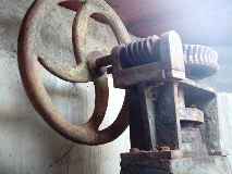 Mecanismo de rueda dentada para el accionamiento de esta enorme llave de paso.