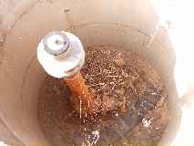 As son las tomas en las parcelas. Observa que hay una llave  de paso inferior. La parte superior es la que ser accionada por una llave como la de la derecha para cuando el propietario riega el terreno.